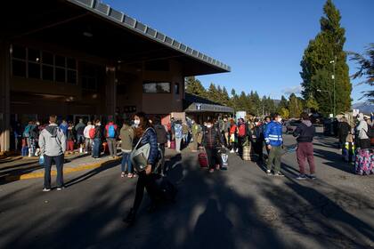Alrededor de 150 turistas partieron de regreso este sábado desde la terminal de ómnibus de Bariloche