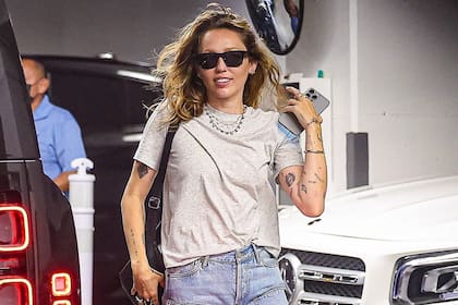A semanas del estreno de su último álbum de larga duración, Something Beautiful, y de revelar que optó por no hacer giras por temor a una recaída, la cantante Miley Cyrus decidió relajarse en un día de spa en Beverly Hills. "Tengo la capacidad física y las oportunidades que se necesitan para hacer un tour. Sin embargo, no tengo ese deseo. Me encantaría, pero no es el caso", se sinceró la artista