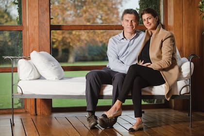 A siete meses de su boda, Macri y Awada recibieron en exclusiva a ¡HOLA! Argentina en la quinta Los Abrojos. Juliana estaba embarazada de cinco meses. “Nuestra hija se va a llamar Antonia”, anunciaron