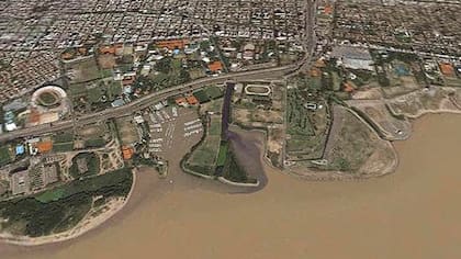 A simple vista puede observarse el líquido negro que emana del Medrano; cuando hay viento del Nordeste ingresa en el sector de los clubes