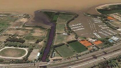 A simple vista puede observarse el líquido negro que emana del Medrano; cuando hay viento del Nordeste ingresa en el sector de los clubes