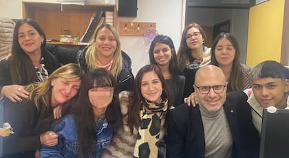 “A Sol la vimos luego de otras entrevistas. Mientras esperábamos, vi ingresar a una niña acompañada por un adulto. Luego, pasó por al lado nuestro, la observé y me di cuenta que era ella”, sonríe Sergio.