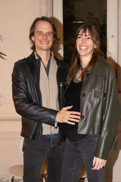 A sólo dos semanas del nacimiento de su primera hija, Santiago Figueras y Zelmira Frers fueron a apoyar a su querida amiga. Además, en el libro hay varias fotos de Zelmira.
