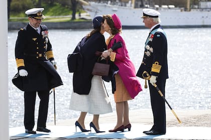 A su llegada a Suecia, los daneses fueron recibidos por los anfitriones, los reyes Carlos Gustavo y Silvia, quien lució un vestido amarillo y fucsia, con abrigo y tocado a juego, y cartera Loewe.