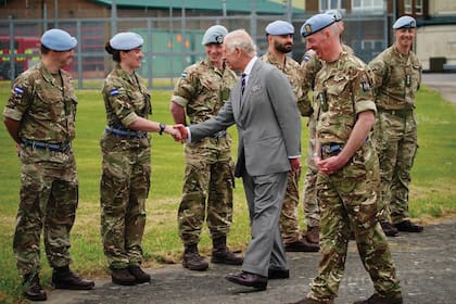 A su llegada, el monarca saludó a los soldados, quienes lo recibieron con una sonrisa. 