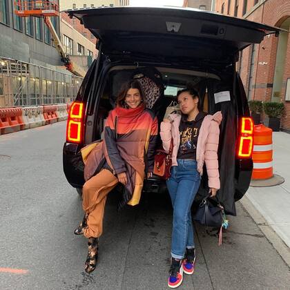 A su llegada, la recibió Clare Ngai, una de las representantes de The Society, la agencia que la representa en el mundo. La actriz tuvo su día de fittings para sus presencias en la Semana de la Moda. Para la ocasión, lució un abrigo de JT, camisa y pantalón de Margo Baridon