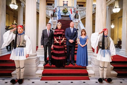 A su llegada, los reyes de los Países Bajos posaron con la presidenta Katerina Sakellaropoulou y su marido, Pavlos Kotsonis, en el Palacio Presidencial de Atenas. 