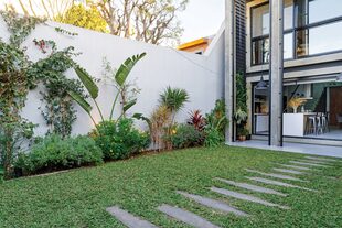 Acá, la apertura total de la cocina hacia el jardín. A su ritmo, los jazmines van a llegar hasta el cuarto principal.