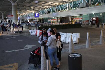 A su vez, a los que ingresen en la Argentina, deberán abonar y practicarse una prueba de PCR para determinar si están infectados de Covid-19 en el Aeropuerto Internacional de Ezeiza