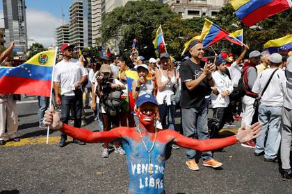 Guaidó cruzó la frontera ayer y desafió a Nicolás Maduro y al Tribunal Supremo de Justicia, que le había prohibido salir del país; hoy hubo marchas en su apoyo en Caracas