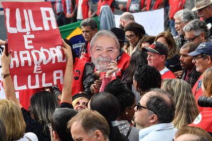 A supporters of Brazilian former president (2003-2011) Luiz Inacio Lula Da Silva holds a mask depicting him, as they gather outside the Federal Police Superintendence in Curitiba, southern Brazil on September 11, 2018. PT, Brasil, Lula da Silva