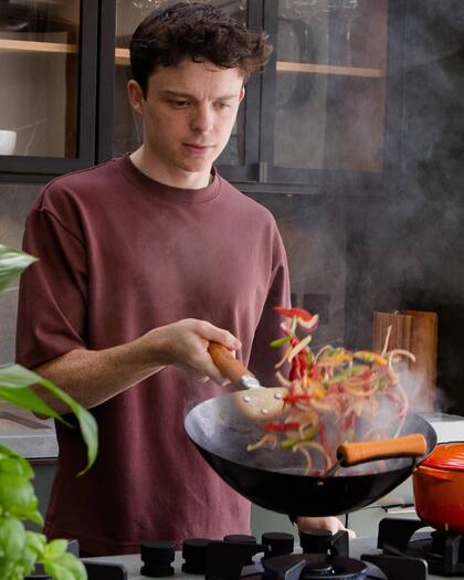 A sus 26 años, San ya logró publicar su primer libro de recetas (Instagram/@samholland1999)