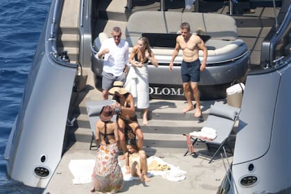 A sus 54 años, Matt Damon fue visto disfrutando del sol de Ibiza, luciendo un cuerpo musculoso y sus impresionantes abdominales. El actor se encuentra en la ciudad española junto a su esposa, la argentina Luciana Barroso, sus hijos y amigos, entre los que se encontraba el empresario y filántropo estadounidense Ted Waitt