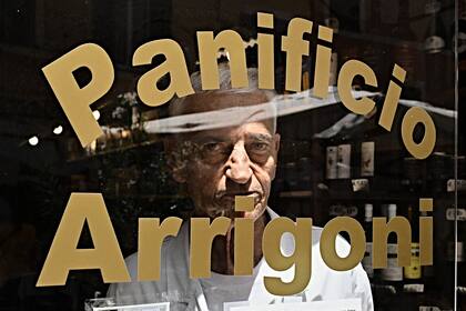 A sus 79, Angelo Arrigoni soñaba que sus dos empleados pudiesen seguir al frente de su negocio. Sin embargo, desistieron de su generosa oferta porque la panadería "ya no es rentable". (Photo by Andreas SOLARO / AFP)