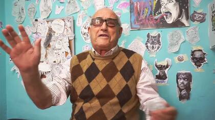 A sus 80 años viaja por el mundo y hace videos para su canal de YouTube