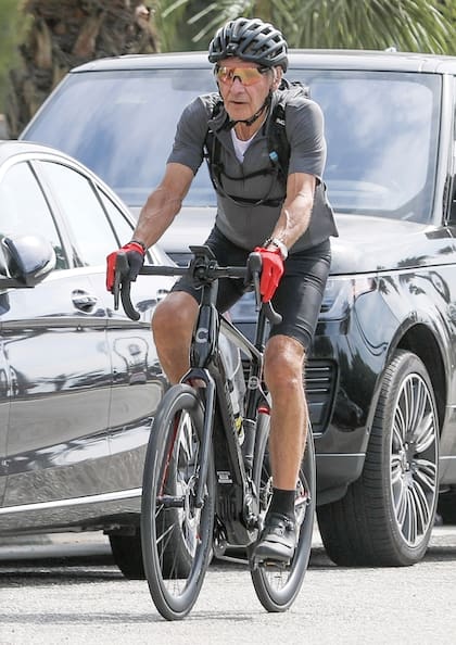 A sus 83 años, Harrison Ford despidió el 2025
andando en su bicicleta gravel (un híbrido entre
la bici de ruta y la mountain bike) por Santa
Mónica, California