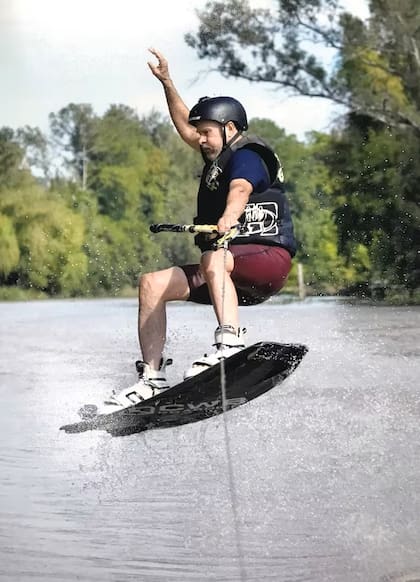 A sus 85 años, Claudio De Pizzini es profesor de saltos en wakeboard