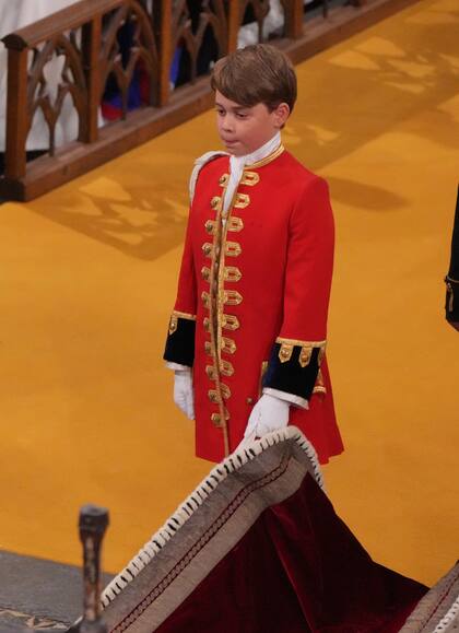 A sus 9 años, el príncipe George, segundo en la línea de sucesión al trono, se mostró muy comprometido con su rol de paje real, caminando detrás de su abuelo y tomando su capa con mucho cuidado.