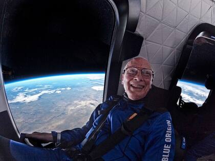 A sus 90 años, el excapitán de la Fuerza Aérea Ed Dwight fue una de las personas a bordo del vuelo espacial de Blue Origin