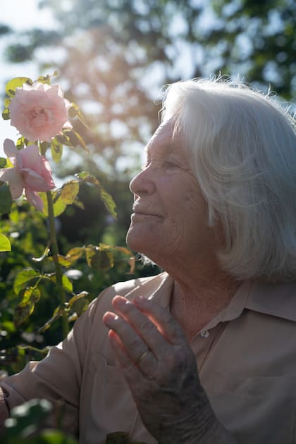 A sus 90 años, Mónica continúa visitando el lugar que creó con el amor de su vida