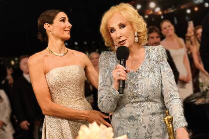 A sus 98 años, Chiquita Legrand dijo presente en la nueva edición de los premios entregados por APTRA.
Esta vez, fue reconocida con el Martín Fierro Leyenda de la Televisión por su trayectoria. A su lado, su
nieta, Juana Viale