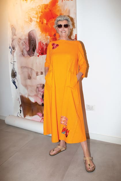 A sus espléndidos 75, Tini brilló con un vestido de Marisa Marana que es un collage textil sobre un género color naranja