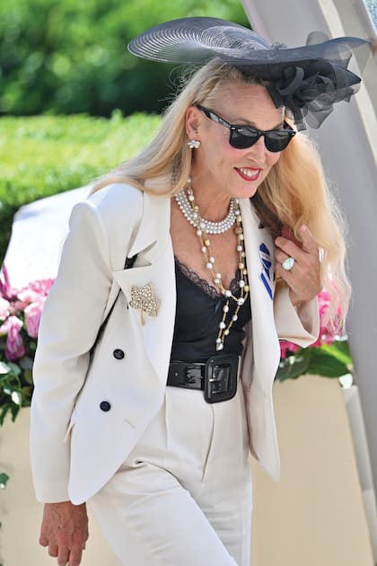 A sus fabulosos 68 años, Jerry Hall lució un elegante equipo de pantalón y blazer a juego, top lencero, tocado de crin negro, collar de perlas y anteojos.