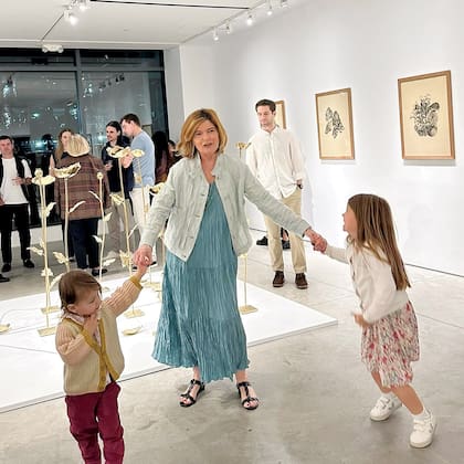 A sus fabulosos 74 años, la cineasta Teresa Correa Ávila (primera mujer de Eduardo Costantini) es abuela y bisabuela. No se perdió la inauguración de la expo y jugó con las más chicos de su enorme familia.