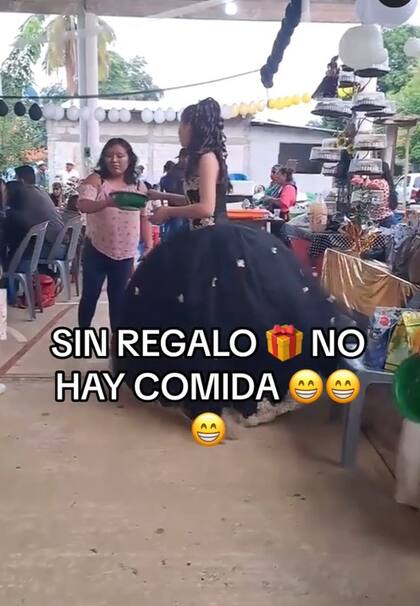 A sus invitados, la cumpleañera les entregó un plato para poner la comida