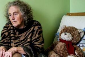 Las imágenes que revelan la agonía de perder poco a poco a tu madre por demencia
