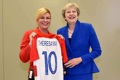 A Theresa May le regaló una camiseta antes del partido de ayer con Inglaterra