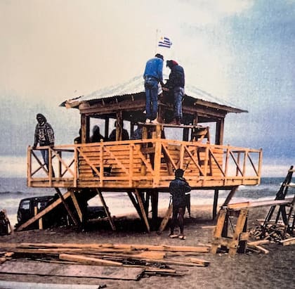 A toda marcha, sobre la hora, la construcción de la casilla del guardavidas.