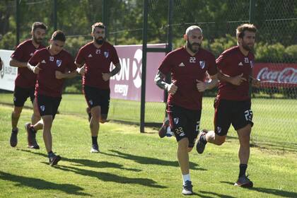 Pinola y Ponzio, los capitanes de River, al frente en un entrenamiento.