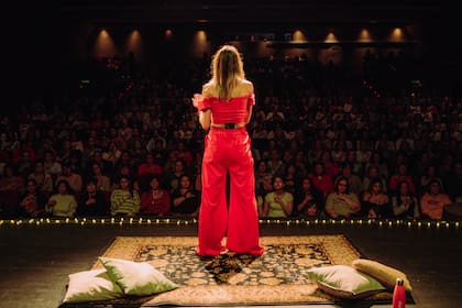 A Todo Tapping es un espectáculo vivo y participativo, donde el público no solo observa: vibra, ríe, respira, se emociona y tappea.