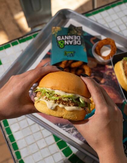 A tono con el sur, en Dean & Dennys acaban de sumar al menú la fish burger, de trucha patagónica.