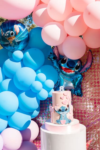 A tono con la temática del cumpleaños, la torta de dos pisos fue de Lilo & Stitch.