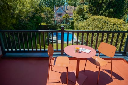 A tono con los pisos, un juego de mesa y sillas de Estudio Te.