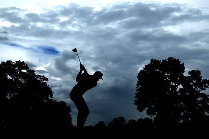 A Tony Finau, que no tuvo una buena vuelta y quedó entre los últimos que jugaron la primera vuelta, se le vino la noche