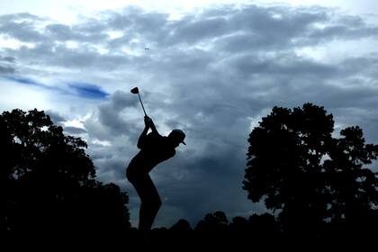 A Tony Finau, que no tuvo una buena vuelta y quedó entre los últimos que jugaron la primera vuelta, se le vino la noche
