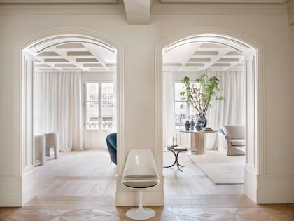 A través de dos vanos que se hicieron durante la obra con arcos de medio punto, zócalos y molduras, el hall de entrada se comunica con el living-comedor.