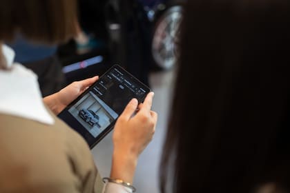 A través de herramientas digitales, los visitantes pueden armar su Audi ideal, explorar opciones de equipamiento y consultar disponibilidad en concesionarios mediante el buscador de stock online.