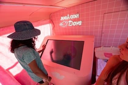 A través de juegos interactivos, los visitantes pueden participar por sorteos y premios.