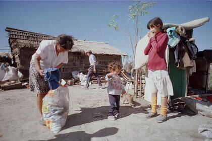 A través de la acción de Cáritas, la Iglesia lleva asistencia en casos de emergencia. Aquí, una familia regresa a su casa en las afueras de Goya, Corrientes, tras las inundaciones que castigaron al NEA, en 1998