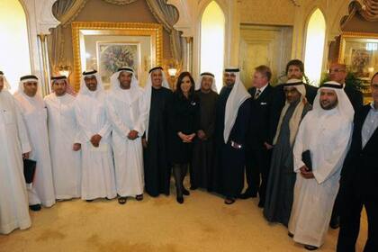 Cristina Fernández de Kirchner junto a Diego Maradona y otros jeques de la familia Al Nahyan en el hotel Emirates Palaces de Abu Dhabi.