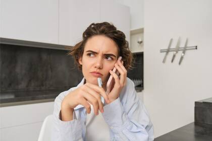 A través de llamadas telefónicas, los estafadores ofrecen mejores tasas de interés o una nueva tarjeta con más beneficios a sus víctimas