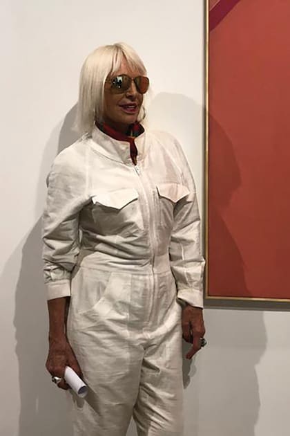 “A través de los colores, descubrí la alegría, el humor y la diversión. Eso impactó en mi forma de vivir y de vestir también”, ha dicho Marta, quien -desde chica- estuvo en contacto con el mundo textil. Junto con su familia, ella vivía en el piso de arriba de Casa Minujín, el taller que su abuelo tenía en el barrio de San Cristóbal.