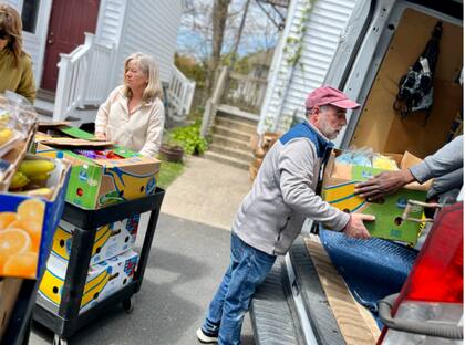 A través de su programa Neighborhood Shares, Trader Joe's donó 43 millones de kilos alimentos en 2024