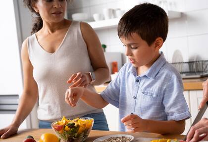 A través de Summer EBT, los estados pueden brindar beneficios de comestibles a familias con niños en edad escolar