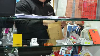 A través de un software desbloqueaban los celulares robados