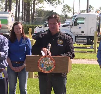 A través de una conferencia de prensa, Ron DeSantis anunció la entrega de hasta 10 galones de gasolina sin costo